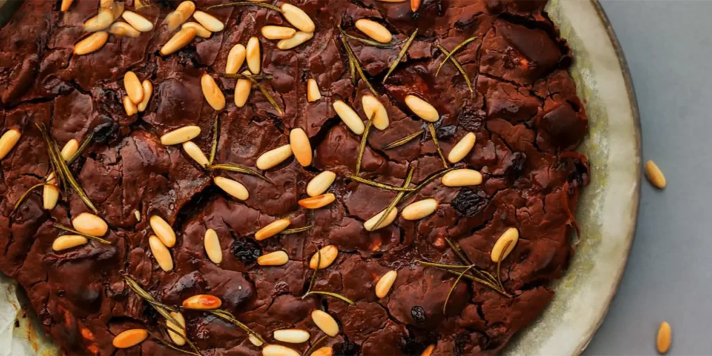 Nahaufnahme von des Castagnoccio, einem toskanischen Kastanienmehlkuchen.