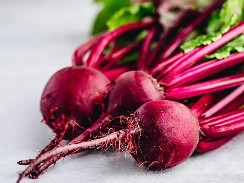 Nahaufnahme von Roter Beete als Zutat der Rote Beete Schoko Tarte.