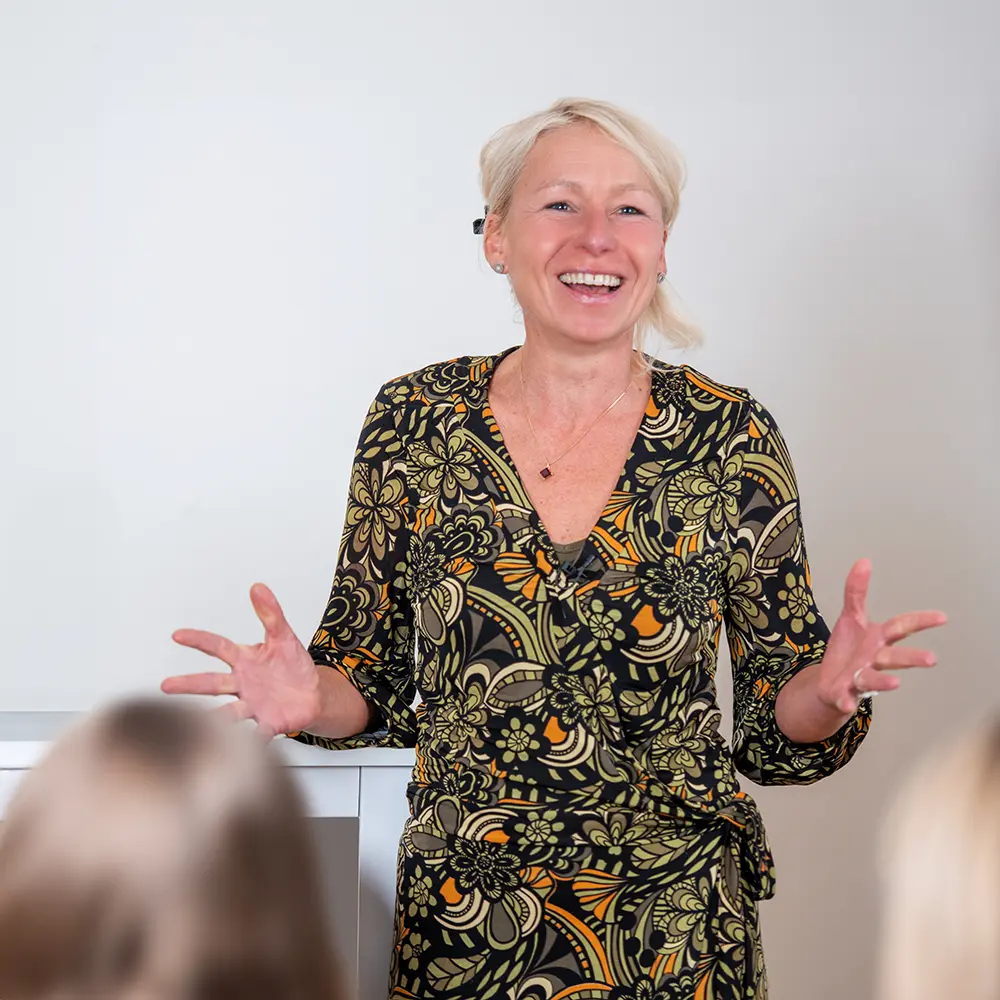 Über mich, Stephania Laih, Therapeutin und Trainerin für psychische Gesundheit & persönliche Stärke; MHFA Ersthelfer-Ausbilderin und Key Note Speakerin für Gesundheitsrhetorik, hält einen Vortrag, der die Zuhörer:innen begeistert.