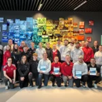 Gruppenfoto: Stephania Laih schult MHFA Youth beim DFB: Warum psychische Gesundheit in der Jugendarbeit den Unterschied macht.