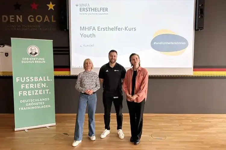 Die MHFA Youth  Instruktorinnen Stephania Laih und Celina Melzer neben Joel Reinholz, Projektmanager Fußball-Ferien-Freizeiten der DFB-Stiftungen Egidius Braun.