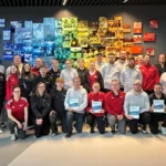 Gruppenfoto: Stephania Laih schult MHFA Youth beim DFB: Warum psychische Gesundheit in der Jugendarbeit den Unterschied macht.