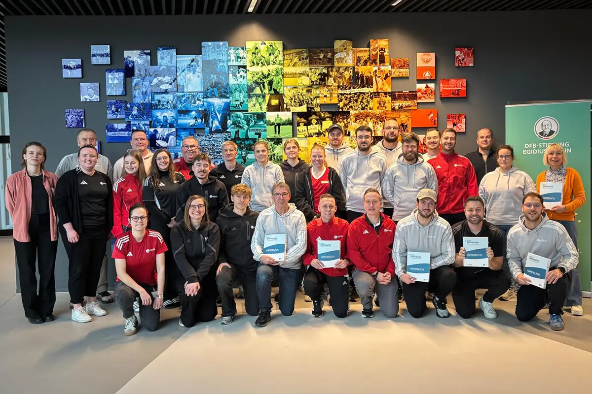 Gruppenfoto: Stephania Laih schult MHFA Youth beim DFB: Warum psychische Gesundheit in der Jugendarbeit den Unterschied macht.